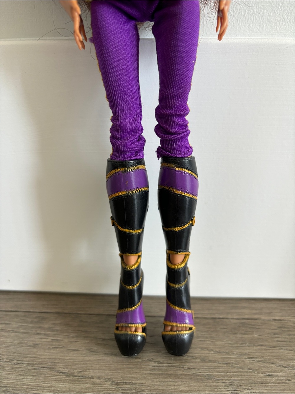 Monster High School’s Out 2011 Clawdeen Wolf Doll with Diary - Picture 5 of 11